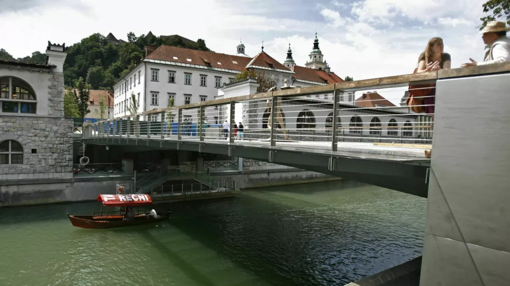 Pogled na Mesarski most, preden so ga prekrile ljubezenske ključavnice. Foto: Matej Povše 