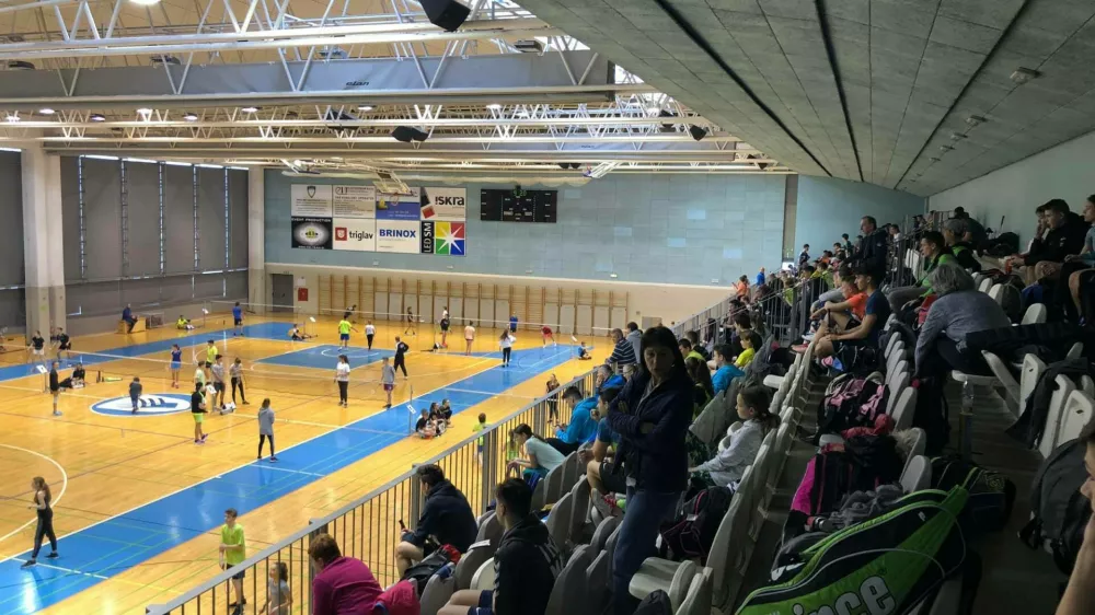 Namesto športnega živžava bo v dvorani vsaj do ponedeljka odmeval hrup delovnih strojev. Foto: Arhiv Športne dvorane Medvode