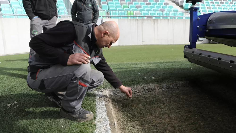- 04.03.2024 – stadion Stožice - nogometno igrišče - zamenjava igralne površine - zelenica //FOTO: Luka Cjuha