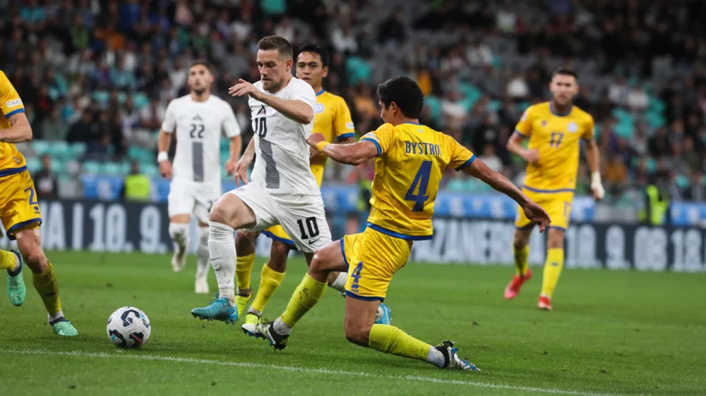 Timi Max Elšnik (v beli majici) je sinoči bolje povezoval slovensko igro kot proti Avstriji. Foto: Bojan Velikonja