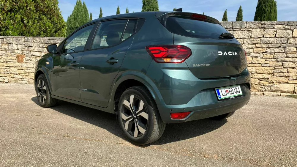 Dacia sandero 1,0 TCE 90 journey: Ko je potrebno mižanje na eno oko