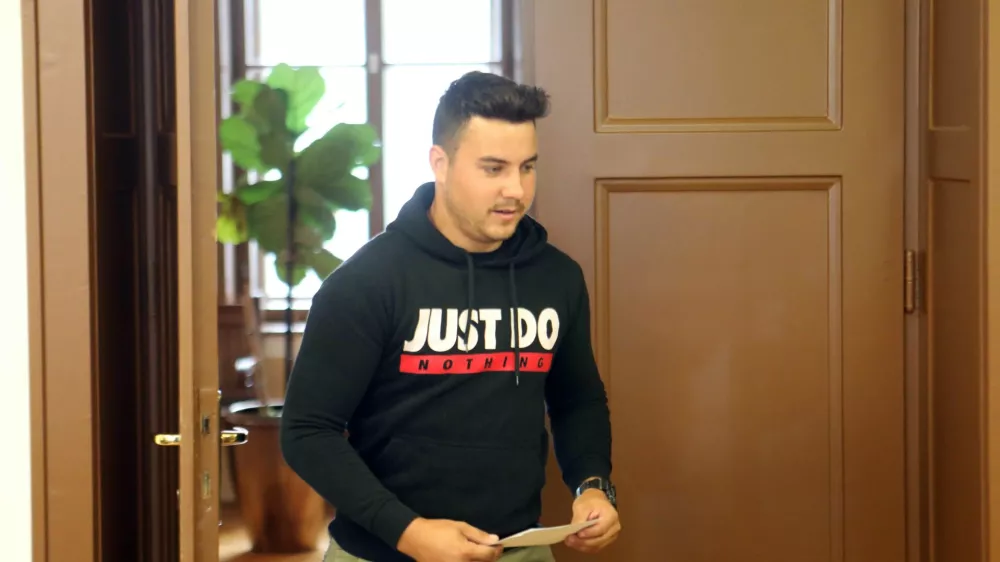 Rok Klenov&scaron;ek je na sodi&scaron;če pri&scaron;el sam, brez odvetnika. Foto: Tomaž Skale