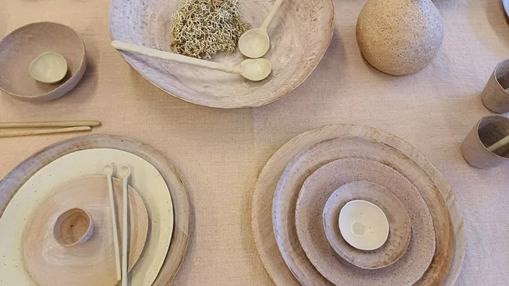 Estetsko in funkcionalno oblikovani izdelki nastajajo s pomočjo starodavne tehnike oblikovanja gline – ščipanja. Foto: Tina Jereb
