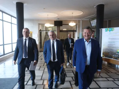 - Mag. Bojan Kumer, minister za okolje, podnebje in energijo- Matjaž Han, minister za gospodarstvo, turizem in šport Matjaž Han- Dr. Aleksander Jevšek, minister za kohezijo in regionalni razvoj-  11.09.2024. Izredna seja svetov občin Velenje in Šoštanj o dogajanju na področju energetike. Foto: Bojan Velikonja