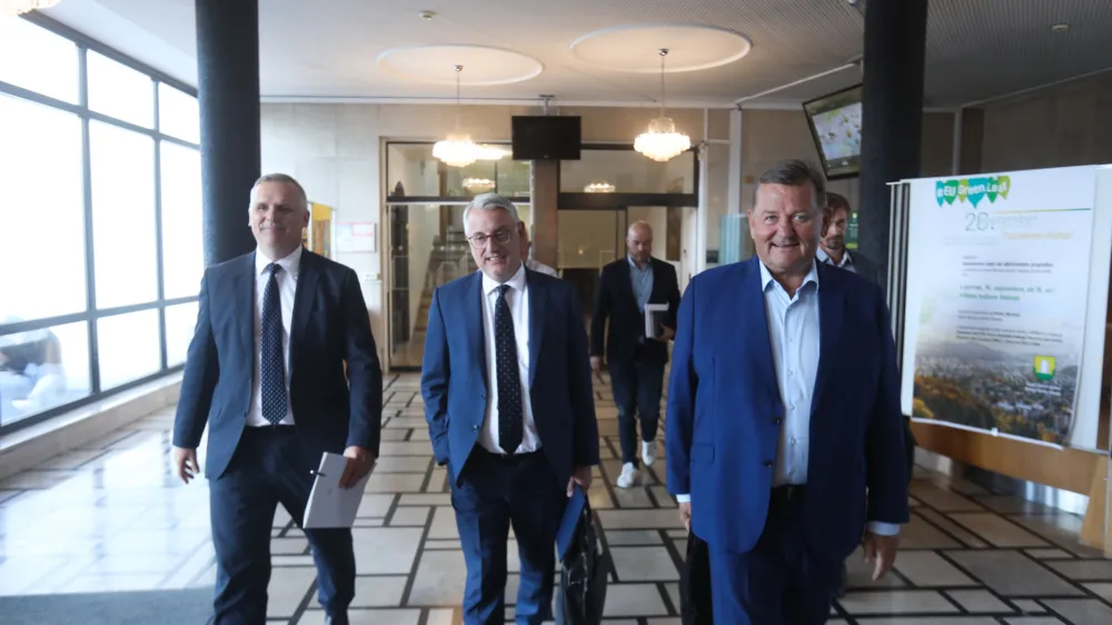 - Mag. Bojan Kumer, minister za okolje, podnebje in energijo- Matjaž Han, minister za gospodarstvo, turizem in šport Matjaž Han- Dr. Aleksander Jevšek, minister za kohezijo in regionalni razvoj-  11.09.2024. Izredna seja svetov občin Velenje in Šoštanj o dogajanju na področju energetike. Foto: Bojan Velikonja