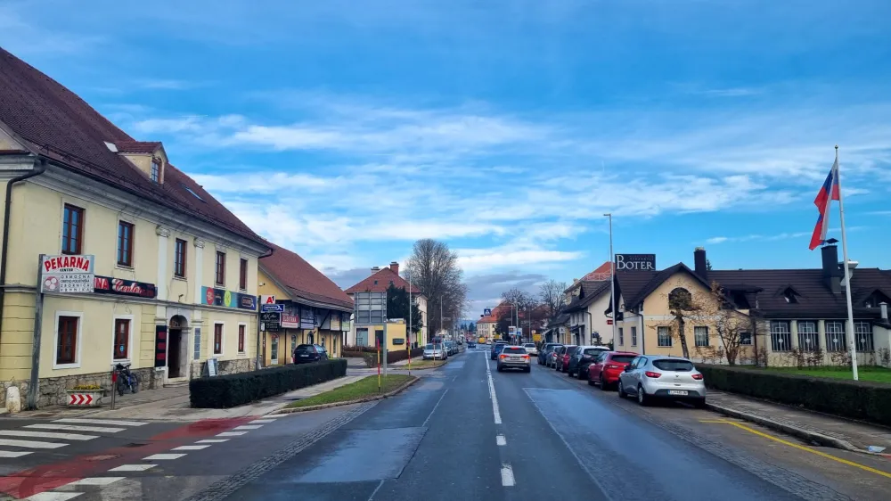 Z novim odlokom bodo vsi oglaševalci na Vrhniki morali slediti enotnim pogojem, za spoštovanje odloka pa bo pristojna občinska inšpekcija. Foto: Maj Juvan