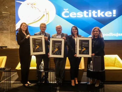 Osrednjeslovenska gazela 2024 je podjetje Hyla. Priznanje je prevzel direktor Janez Pogačar (na sredini). Na levi sta predstavnika iz podjetja Lenis in na desni iz&nbsp;Plan-Net Solar.