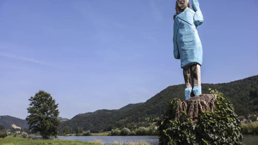 ﻿Sevnica - skulptura Melania Trump na obrežku Save, ki je del razstave Ta Eho ameriškega umetnika Brada Downeya - leseno skulpturo je izklesal domačin Aleš Župevc – Max - 01.07.2019 – Občina Sevnica – poletna počitniška reportaža //FOTO: Jaka Gasar / Foto: Jaka Gasar