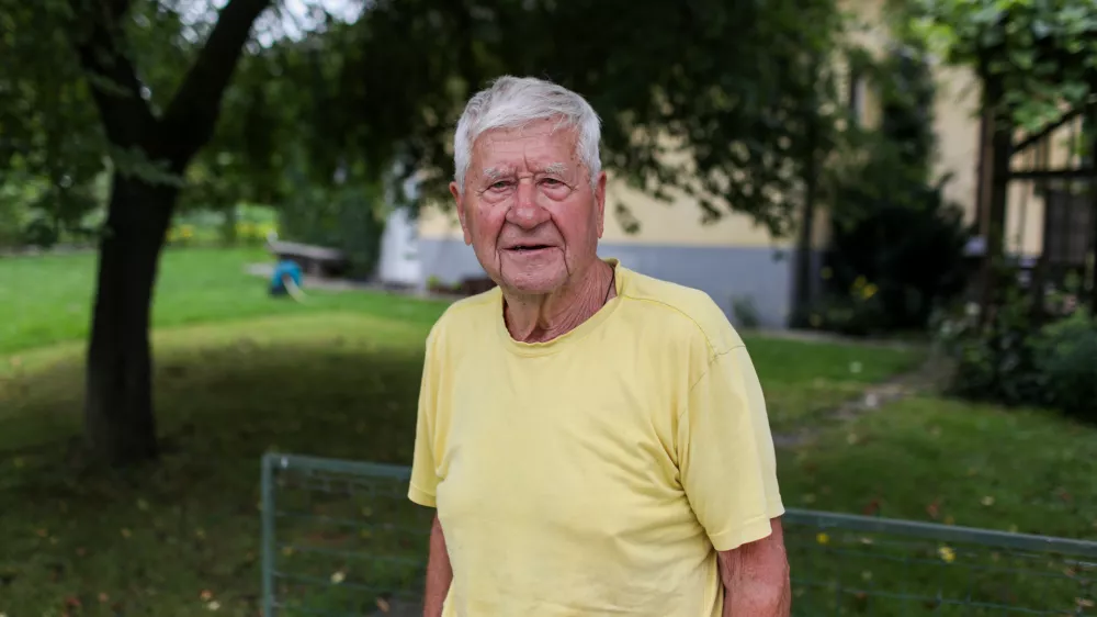 Miha Kosec, bralec

Občinske službe so to cesto imenovale kot obojestransko slepo ulico. Sem mejaš te ulice s priklopom na kanalizacijsko omrežje po tej ulici. Promet do slepe ulice Trata gre po ozki gozdni poti mimo moje parcele in promet zelo moti. Foto: Bojan Velikonja