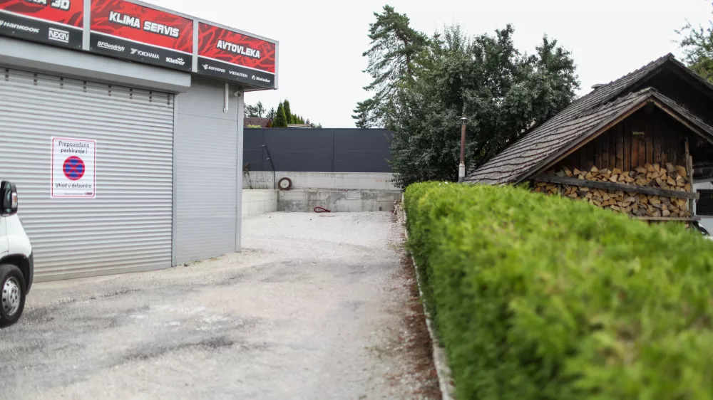 Na drugi strani dvojne slepe ulice Trata boste namesto ceste naleteli na gospodarski objekt, ki z zahodne strani zapre pot. Foto: Bojan Velikonja 