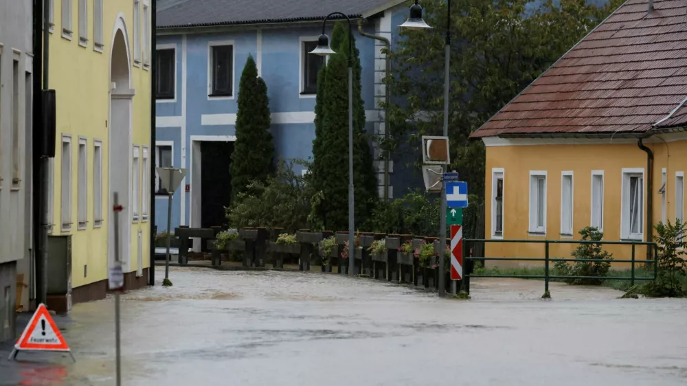 FILE PHOTO: A view of a street in a flooded area in Pottendorf, Austria, September 16, 2024. REUTERS/Leonhard Foeger/File Photo / Foto: Leonhard Foeger