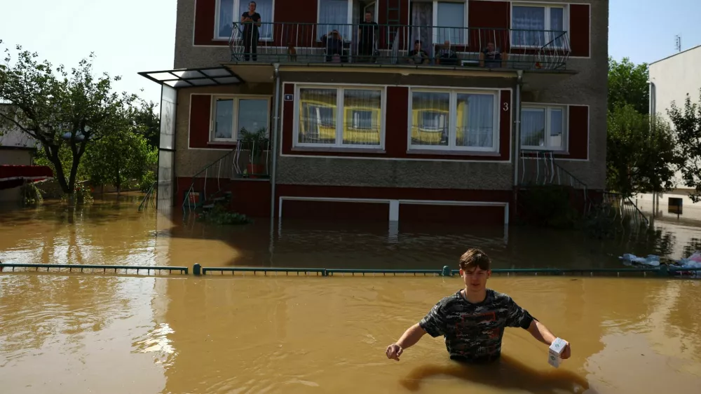 A person walks through floodwater, in an area flooded by the Nysa Klodzka river, following heavy rainfalls, in Lewin Brzeski, Poland, September 17, 2024. REUTERS/Kacper Pempel / Foto: Kacper Pempel