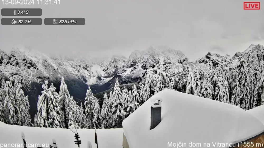 Mojčin dom na Vitrancu (1555 m), pogled v smeri Špika, Škrlatice in Razorja.