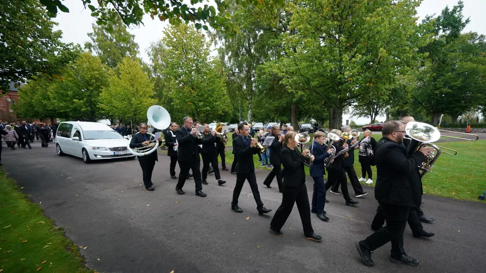 13 September 2024, Sweden, Torsby: The funeral procession for Swedish football player and manager Sven-Goran Eriksson leaves Fryksande Church in Torsby, Sweden. Photo: Yui Mok/PA Wire/dpa