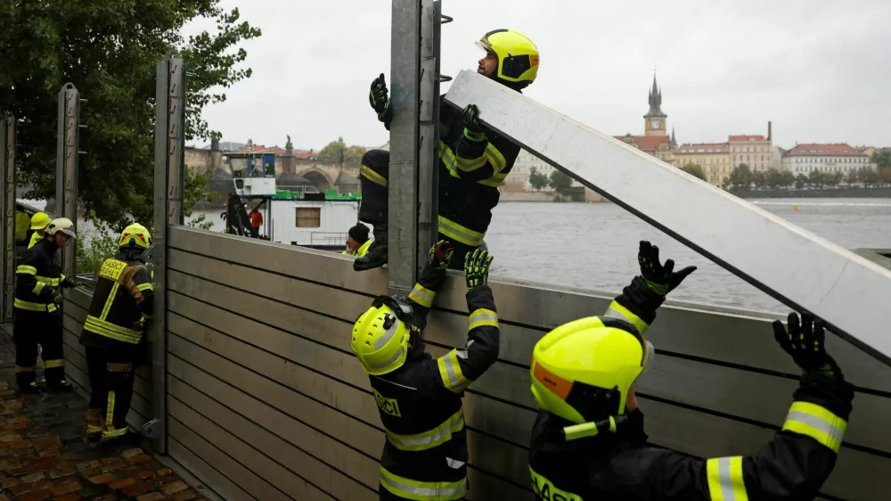 Firefighters assemble a water barrier in the medieval Kampa district to prevent flood water from spilling into streets, in Prague, Czech Republic, September 13, 2024. REUTERS/David W Cerny