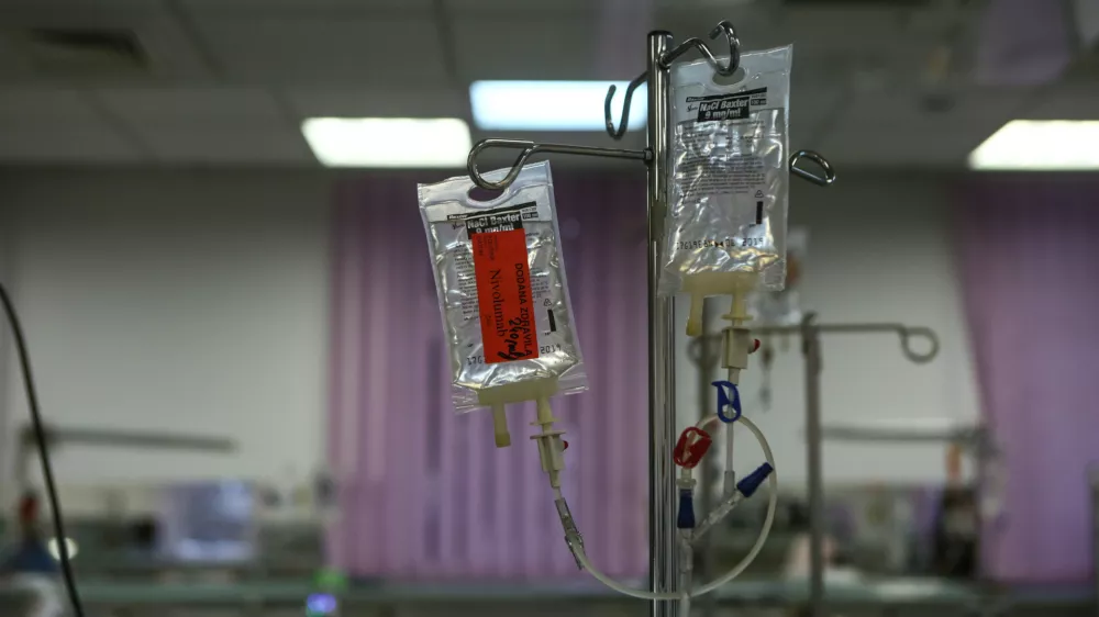 - simbolična fotografija - zdravstvo - - 29.11.2017 - Onkolo&scaron;ki in&scaron;titut (OI) v Ljubljani &ndash; Sektor internistične onkologije - imunoterapija - biolo&scaron;ko zdravljenje, ki spodbuja telesu lastne mehanizme, ki so naperjeni proti razrasti rakastih celic   //FOTO: Luka Cjuha.