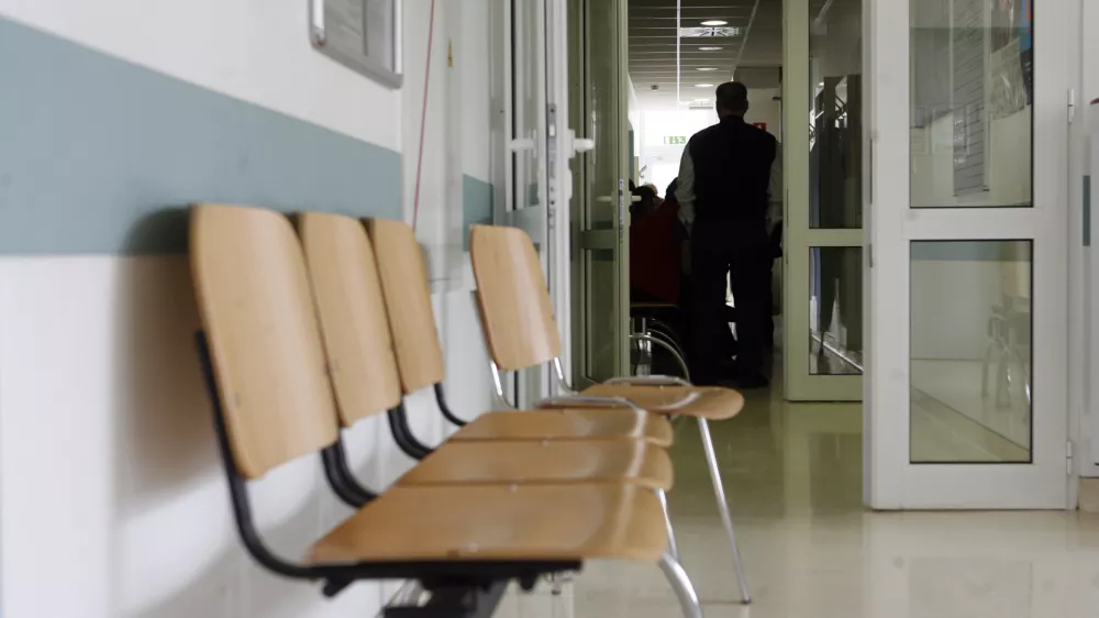 - zdravstvo - Zdravstveni dom Vič - čakalnica - Splošna stavka dela javnega sektorja 2012 zaradi varčevalnih ukrepov vlade - sodelovalo med 80.000 in 90.000 javnih uslužbencev v dejavnostih šolstva, vzgoje, zdravstva, socialnega varstva, policije in veterine. protest-javni uslužbenci //FOTO: Bojan Velikonja / Foto: Bojan Velikonja