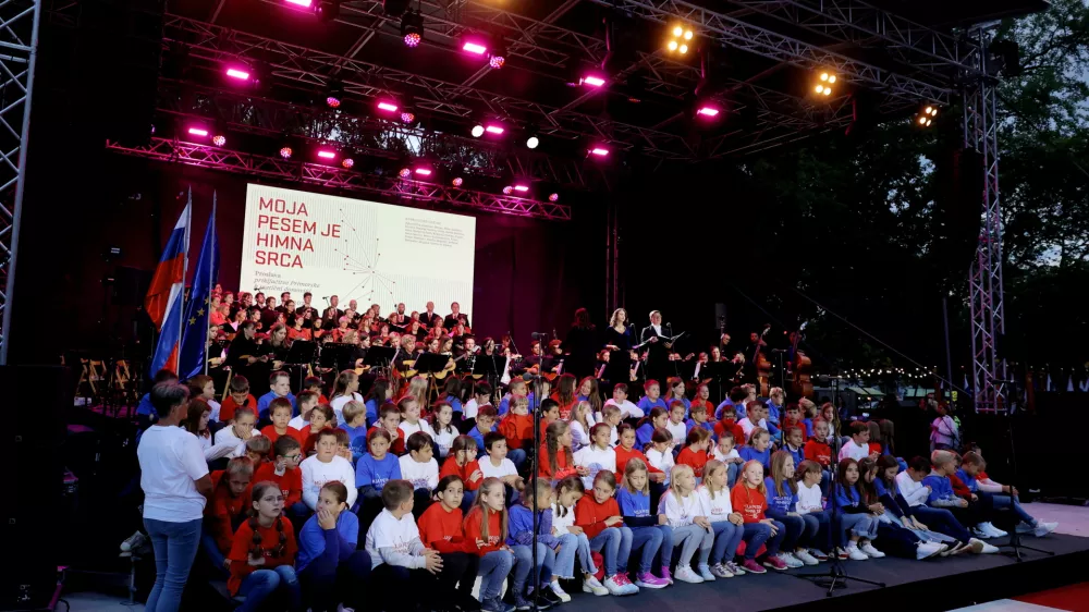 Vipava, Glavni trg.Slovesnost ob dnevu vrnitve Primorske k maticni domovini z nagovorom predsednika vlade Roberta Goloba.