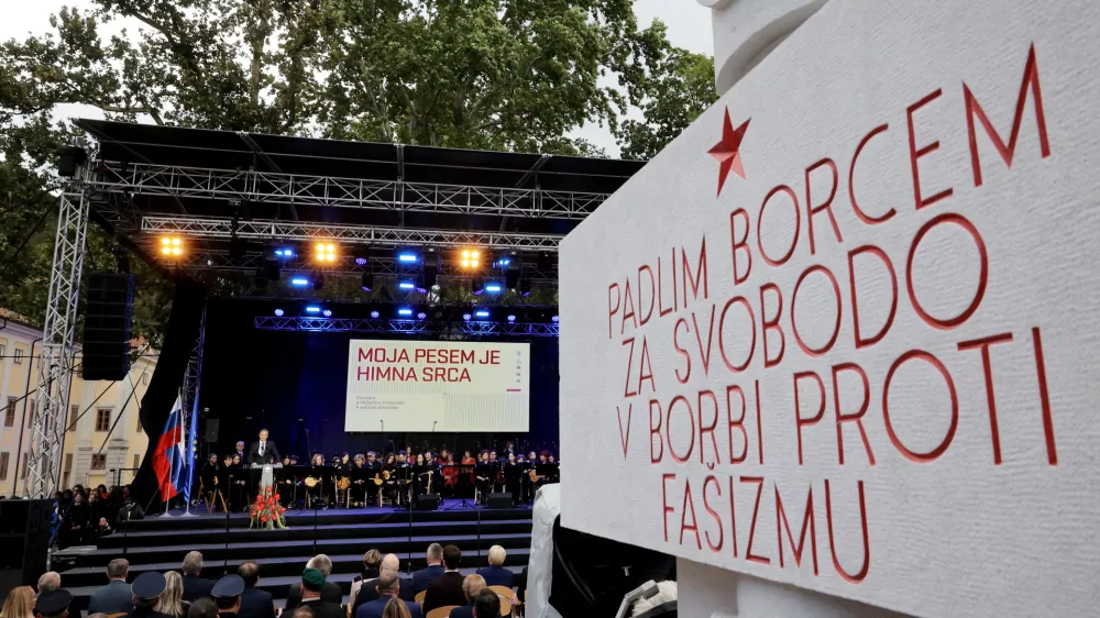 Vipava, Glavni trg.Slovesnost ob dnevu vrnitve Primorske k maticni domovini z nagovorom predsednika vlade Roberta Goloba.