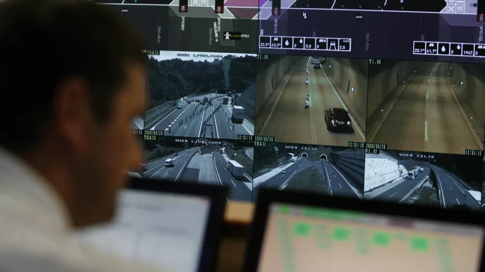 - Nadzorni center DARS - Vransko - video nadzor na slovenskih avtocestah - - Predor Trojane - vozniki so svoje avtomobile zaradi toče ustavljali v predoru- zaradi hudega neurja s točo so bili občasno zaprti vsi štirje trojanski predori v smeri proti Ljubljani. Najdlje, kar 17 minut, je bil zaprt prav predor Trojane, v nasprotni smeri pa predor Podmilj, ki so ga zaprli kar sedemkrat, vsakič po tri minute. Razlog za zaprtje predorov pa ni bila napaka ali spolzko vozišče, ampak nespametni vozniki, ki so zaradi neurja, svoje jeklene konjičke ustavljali v predoru, da bi jih zavarovali pred točo. Delavci Darsa so predore zato zaprli, a voznike tudi rdeča luč na semaforju ni ustavila,. /FOTO: Bojan VelikonjaOPOMBA: ZA OBJAVO V ČASOPISU DNEVNIK