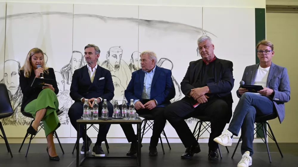 Debata nominirancev: v sredini z leve Marko Lukić, Lumar IG, Janez Vohar, Hidrokop, in Igor Oder, Hermine Wech. Ob straneh voditelja prireditve Anja Hlača Ferjančič in Antiša Korljan. Foto: Nik Erik Neubauer