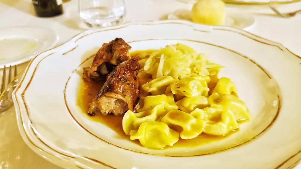 Jagenjček, žlikrofi in du&scaron;en ohrovt, Kendov dvorec