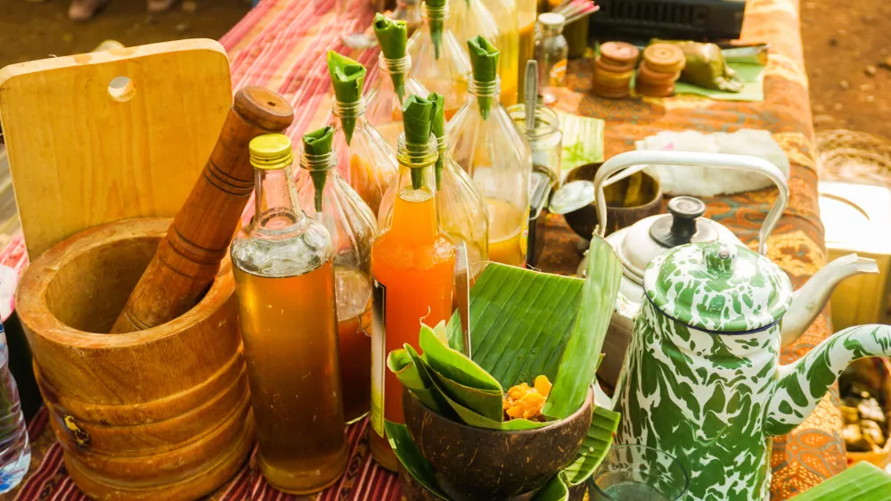 jamu or traditional healthy drink made from spice in bottle from indonesia / Foto: Teguhjatipras