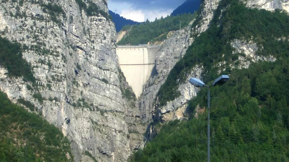 Jez Vajont, viden iz vasi Longarone leta 2005, kjer se vidi približno 60–70 metrov betona. Vodni cunami, ki je 9. oktobra 1963 presegel jez za 250 metrov, je uničil to vas in še vse bližnje vasi. / Foto: Wikipedija / Foto: Wikipedija