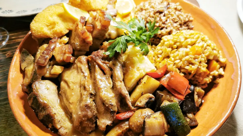 Mesnine, priloge in zelenjava / Foto: Miha First