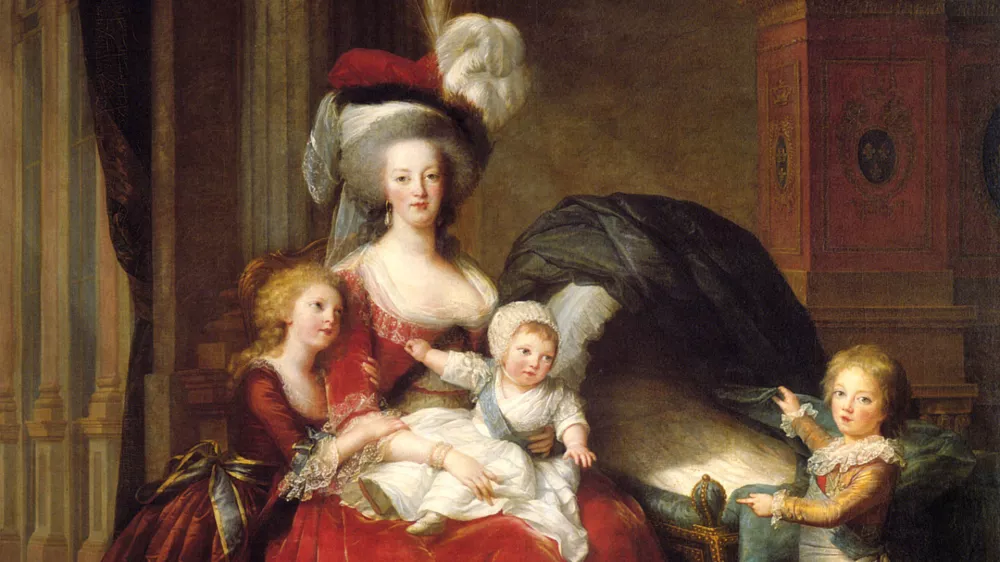 Ta državni portret Marije Antoinette in njenih treh preživelih otrok, Marie Thérèse, Louisa Charlesa (v njenem naročju) in Louisa Josepha, ki držijo draperijo prazne košare, katera označuje nedavno smrt Marijinega četrtega otroka Sophie, je bil namenjen izboljšanju njenega ugleda - kot skrbne matere v preprosti, a mogočni obleki. Avtorica slikarskega portreta Élisabeth Vigée Le Brun je to delo naslikala leta 1787. / Foto: Wikipedija / Foto: Wikipedija