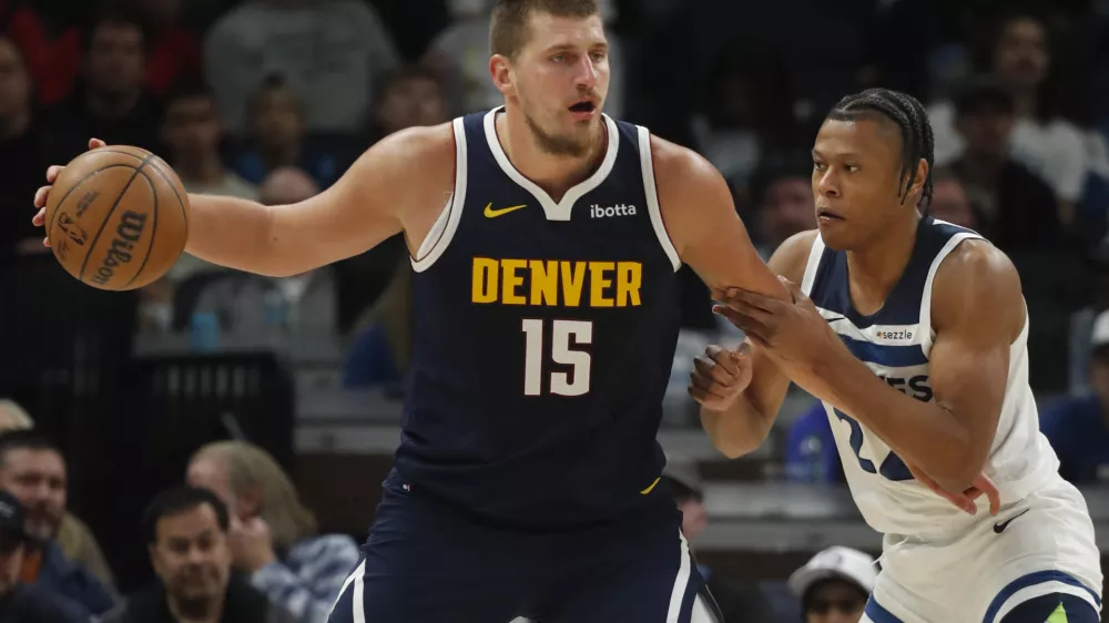 Oct 17, 2024; Minneapolis, Minnesota, USA; Denver Nuggets center Nikola Jokic (15) looks to pass as Minnesota Timberwolves guard Jaylen Clark (22) defends him in the third quarter at Target Center. Mandatory Credit: Bruce Kluckhohn-Imagn Images / Foto: Bruce Kluckhohn