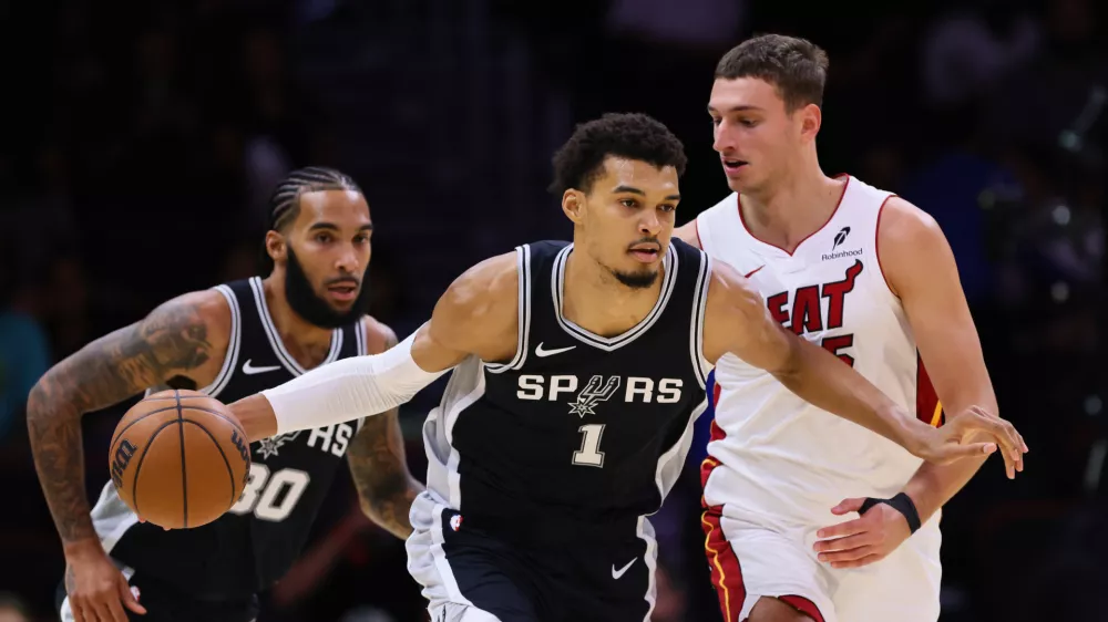 Oct 15, 2024; Miami, Florida, USA; San Antonio Spurs center Victor Wembanyama (1) dribbles the basketball past Miami Heat forward Nikola Jovic (5) during the first quarter at Kaseya Center. Mandatory Credit: Sam Navarro-Imagn Images / Foto: Sam Navarro