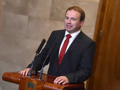 Ljubljana, Vila Podroznik.Posvetovanja predsednika republike Boruta Pahorja z vodji poslanskih skupin o moznem kandidatu za mandatarja.Poslanec madzarske narodne manjsine Ferenc Horvath je po sestanku s predsednikom republike dal izjavo za medije.