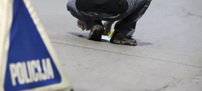 - Sketova ulica v Ljubljani - streljanje - policisti niso izsledili oseb, so pa zavarovali sledi, ki kažejo na to, da je bilo uporabljeno strelno orožje, /FOTO: Luka Cjuha