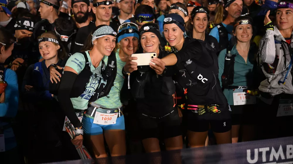 Dogodek so v petek ob 21.30 otvorili tekači na 120 km trasi, ki so svojo pot začeli v Radovljici. F Trailrun