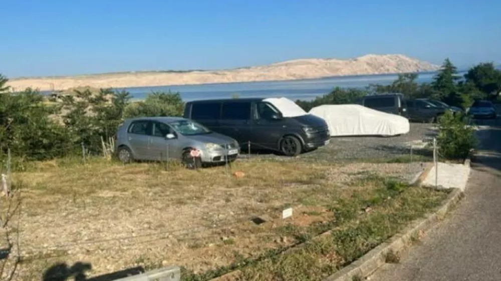 Neurejeno parkirišče.