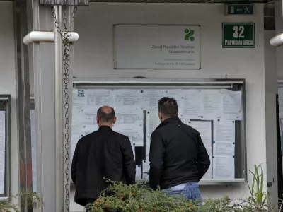 10.9.2014 - Zavod RS za zaposlovanje, oglasna tabla prostih delovnih mest, Parmova ulica 32 //FOTO: Luka Cjuha