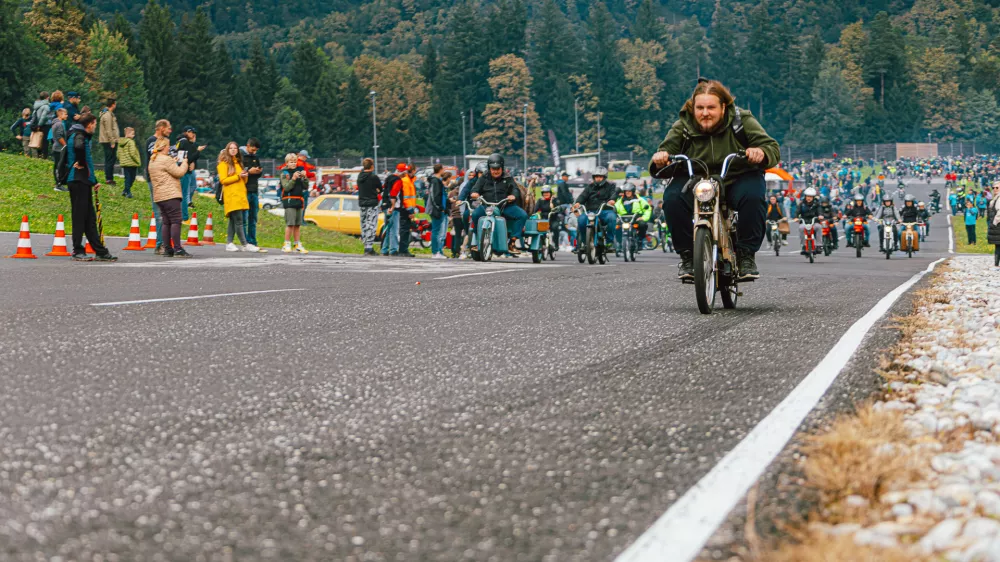 Toliko tomosov se na enem mestu ni zbralo še nikdar. / Foto: Anej Ferko