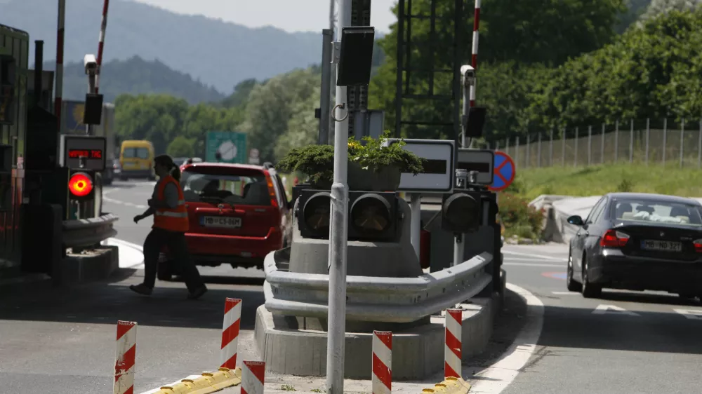 - cestninska postaja LOG, avtocesta ///FOTO: Matej PovšeOPOMBA: ZA OBJAVO V ČASOPISU DNEVNIK