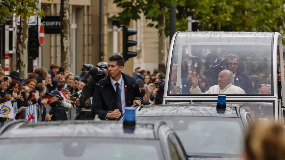 Pope Francis tours Place de Metz in Luxembourg on the first day of Francis's four-day visit to Luxembourg and Belgium, Thursday, Sept. 26, 2024. (AP Photo/Geert Vanden Wijngaert)