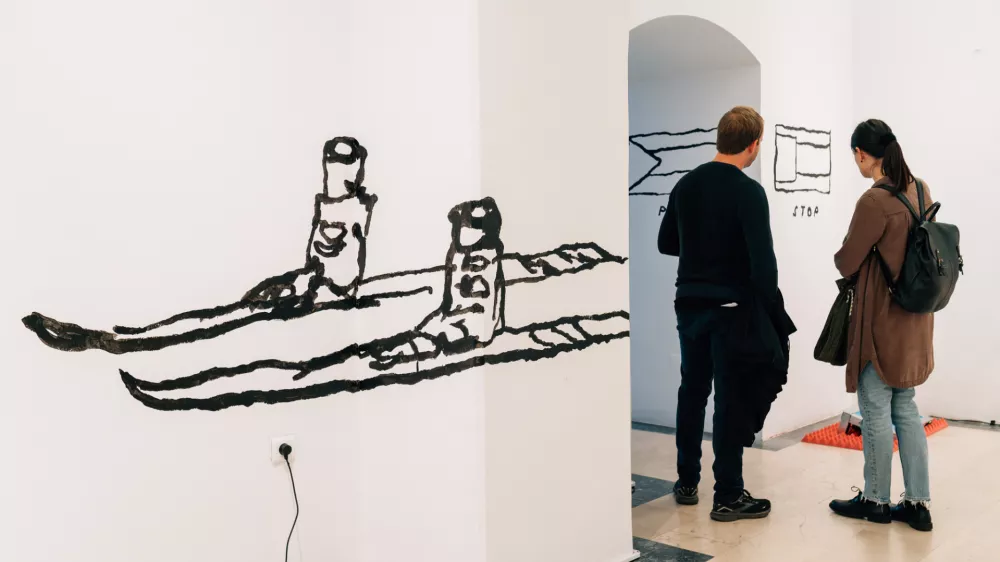 Matej Stupica se v svoji najnovejši razstavi poigrava z zelo različnimi umetniškimi izrazi, pri čemer se ne izogne družbeno-politični kritiki. F Blaž Gutman