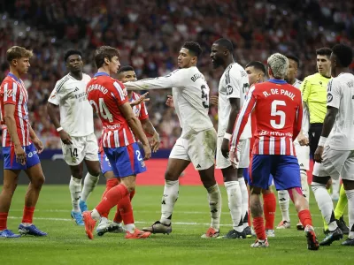 Soccer Football - LaLiga - Atletico Madrid v Real Madrid - Metropolitano, Madrid, Spain - September 29, 2024 Atletico Madrid's Robin Le Normand and Real Madrid's Jude Bellingham clash REUTERS/Juan Medina