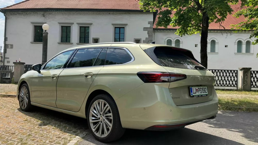 V notranjosti takoj opazimo veliki barvni zaslon na dotik, na zadnji klopi je veliko prostora za dva potnika. Foto: Matej Štakul