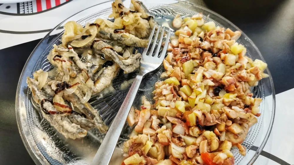 Sardoni na savor in hobotnica v solati, Turistična kmetija Bibc