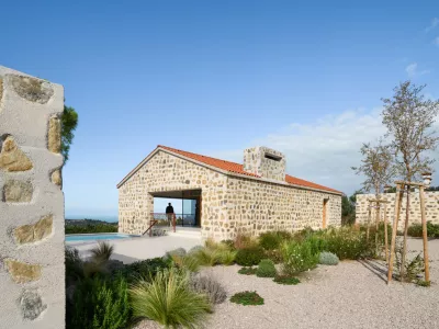 Prejemnik zlatega svinčnika 2024 za odlično realizacijo je tudi Hi&scaron;a v hi&scaron;i, ki v največji možni meri izkori&scaron;ča edinstveno lokacijo parcele na pobočju s pogledom na zaliv in Sečoveljske soline v bližini Portoroža. Gre za delo biroja Arhitektura Kru&scaron;ec. Foto: Miran Kambič