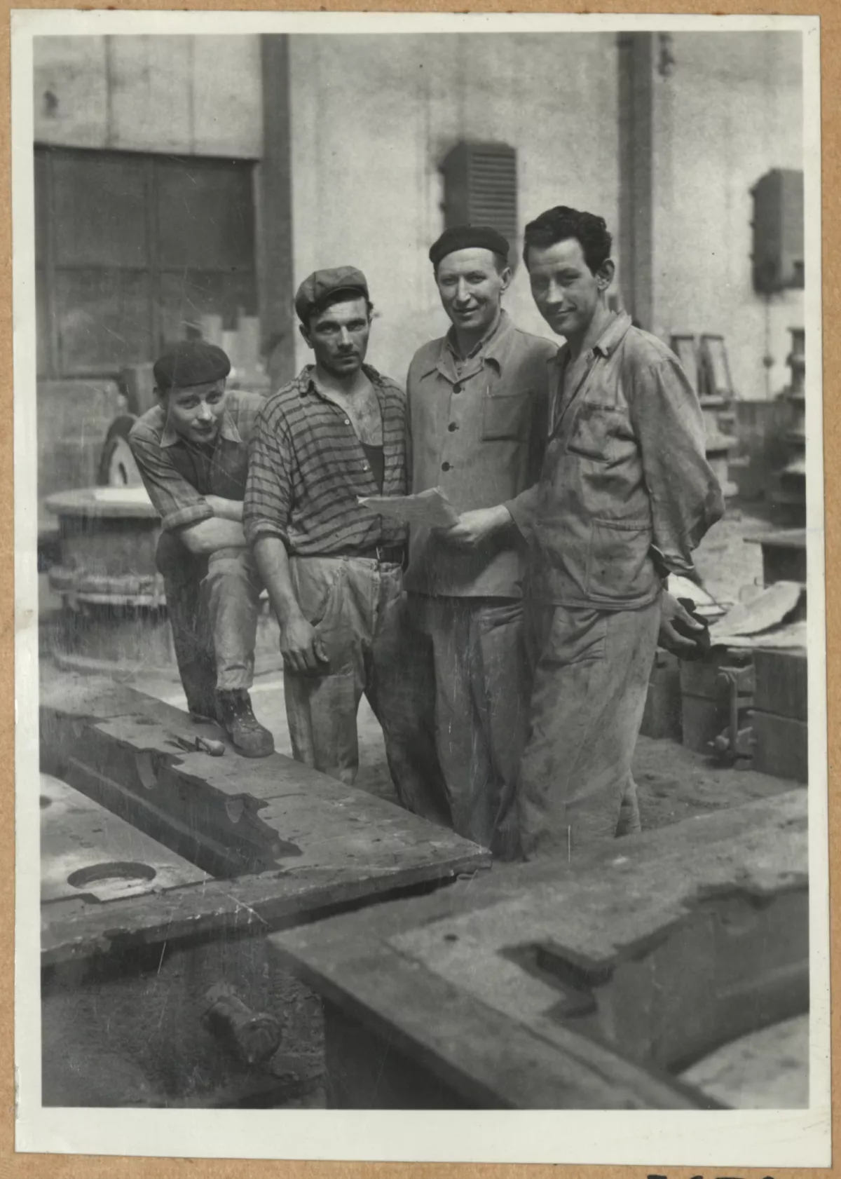 Podoba štirih navadnih delavcev (okoli leta 1960). Foto: Zgodovinski arhiv Ljubljana