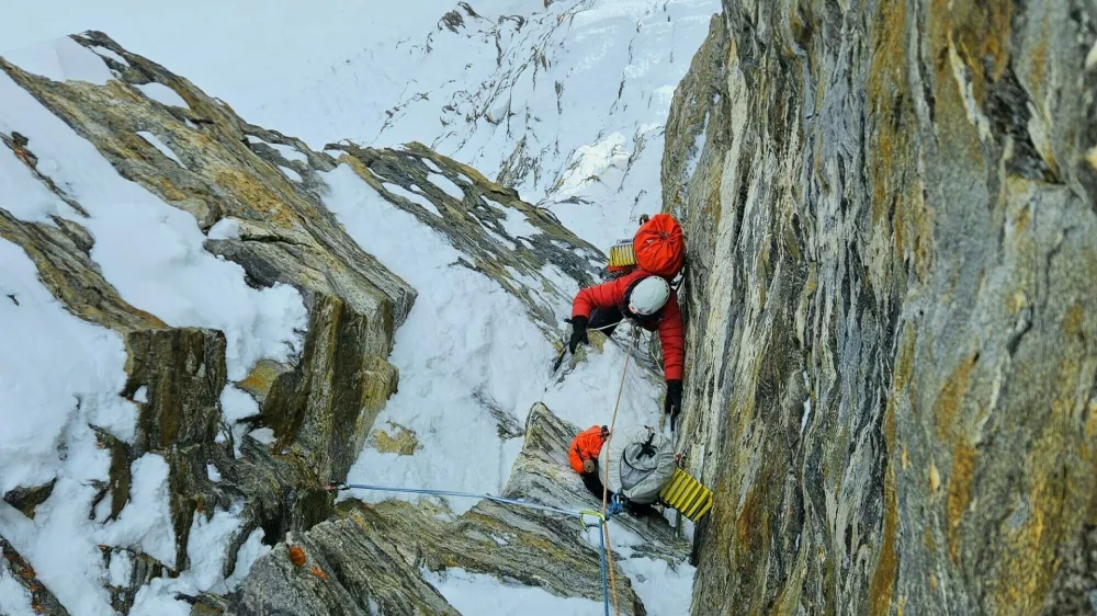 V enem od težjih mešanih raztežajev drugi dan na grebenu Lalunga.