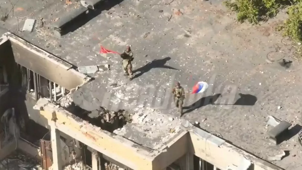 Ruski vojaki na strehi stavbe v sredi&scaron;ču Vuhledarja. Vir: X, zajem zaslona