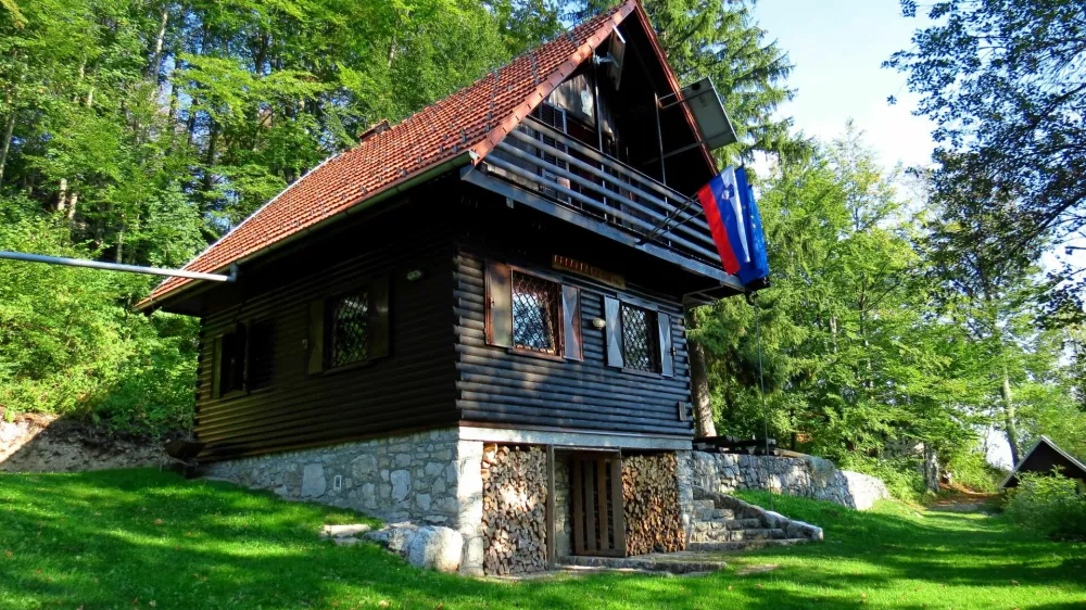 Planinska koča pri Sv. Ani na Mali gori. F Gorazd Gorišek