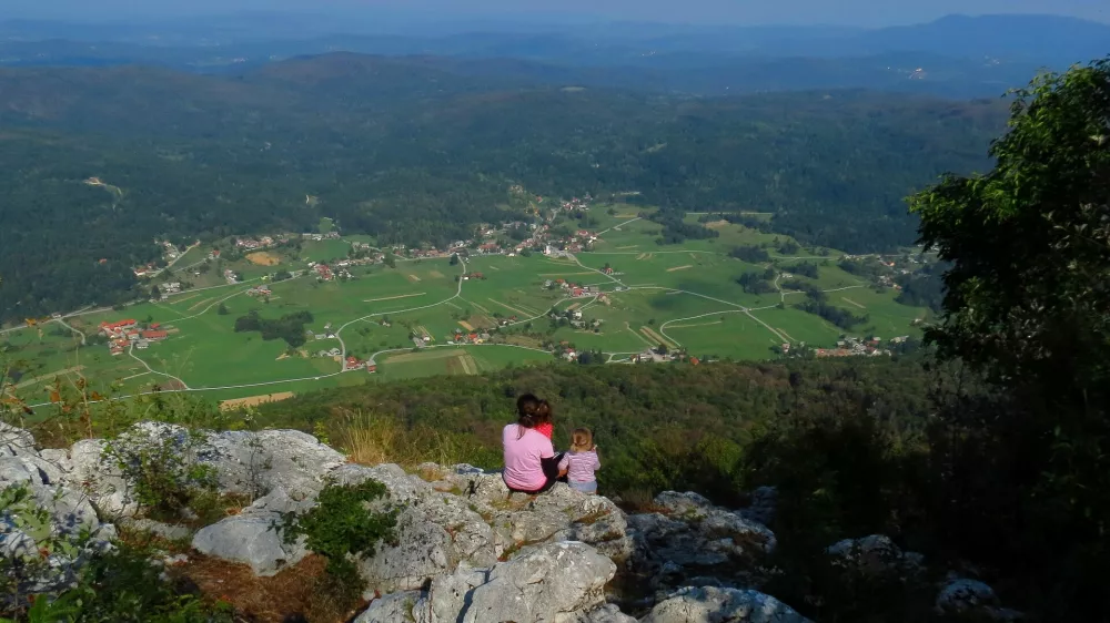 S Sten sv. Ane se odprejo lepi pogledi na Struško dolino z okolico. F Gorazd Gorišek